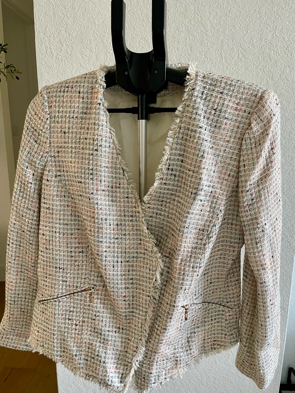 Mango Suit-Women’s Fringe Tweed Open Jacket in Cream